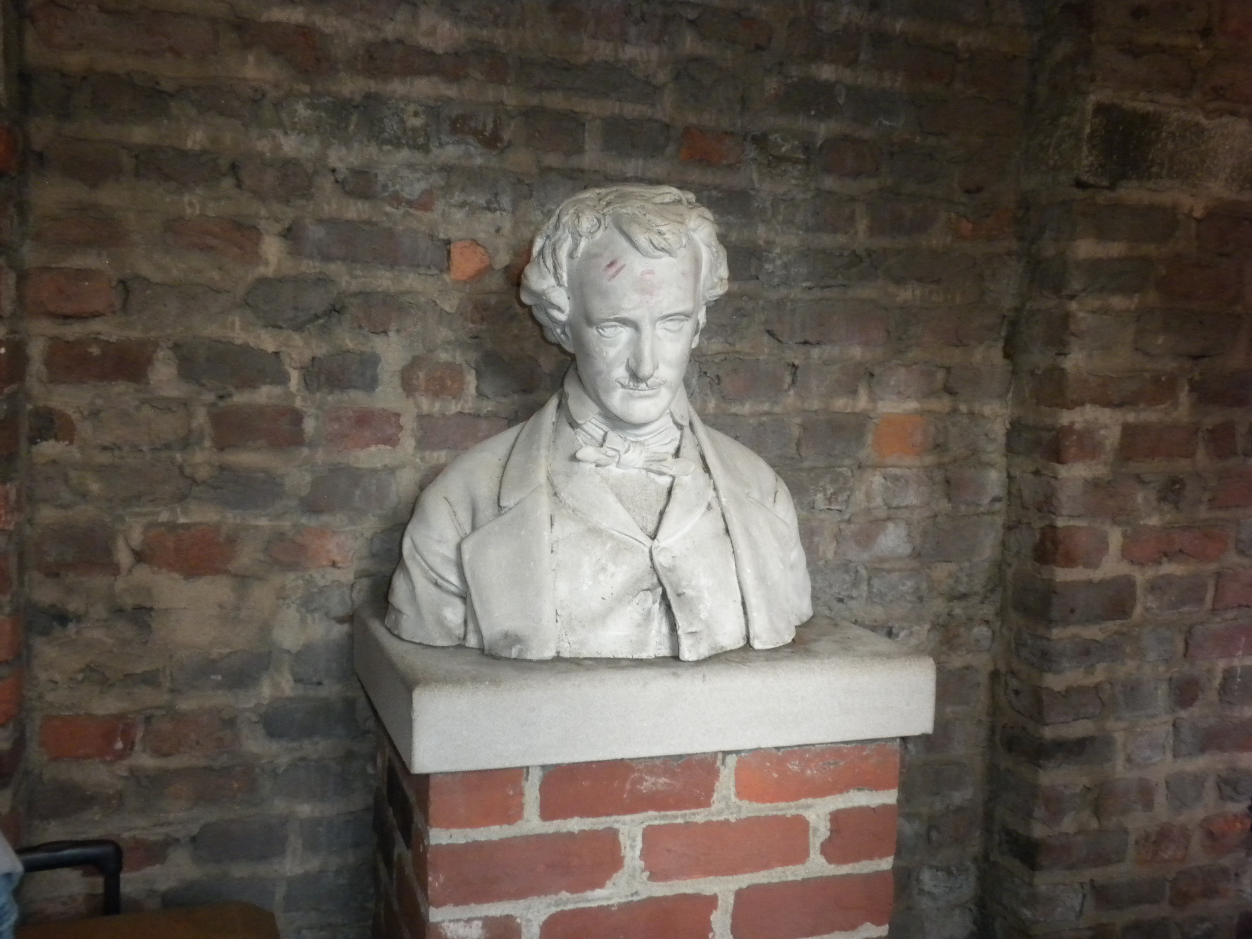 Stone bust of Edgar Allan POE>
